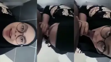 Bokep Jilbab Pacar Sepong Di Toilet Mall Ganas poster