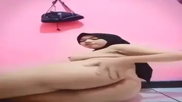 Jilbab Indo Colmek Diam-Diam Sambil Nunggu Pacar di Belakang Tas HD poster